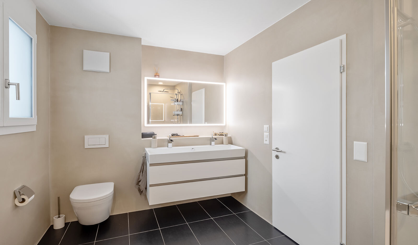 Modernes Bad mit Waschtisch und WC