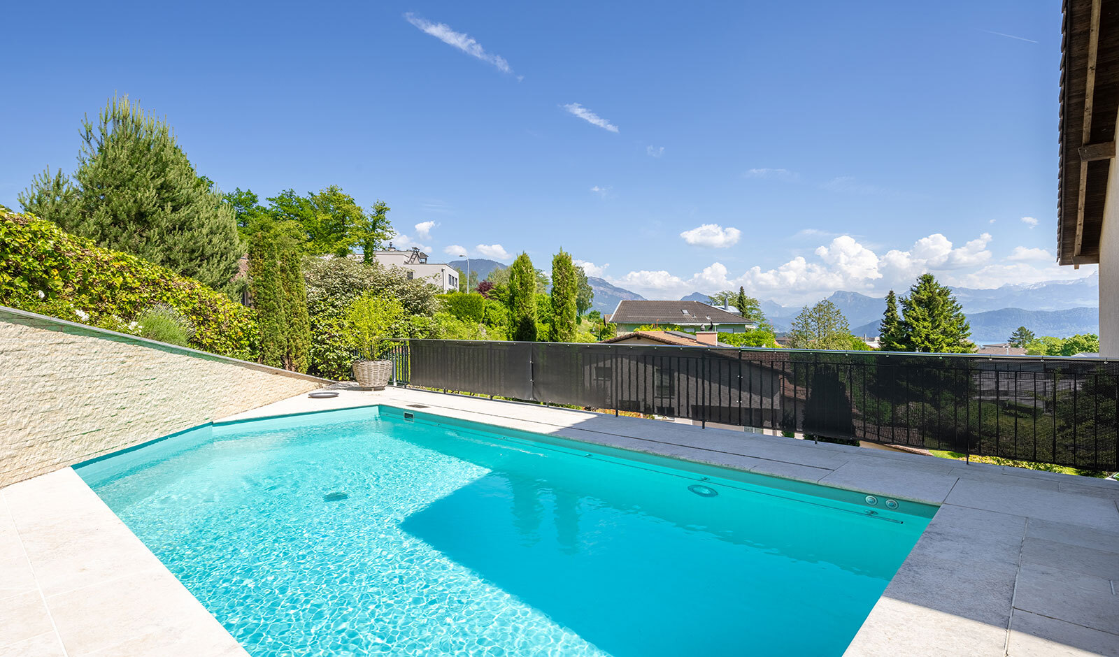 Außenpool mit Bergblick