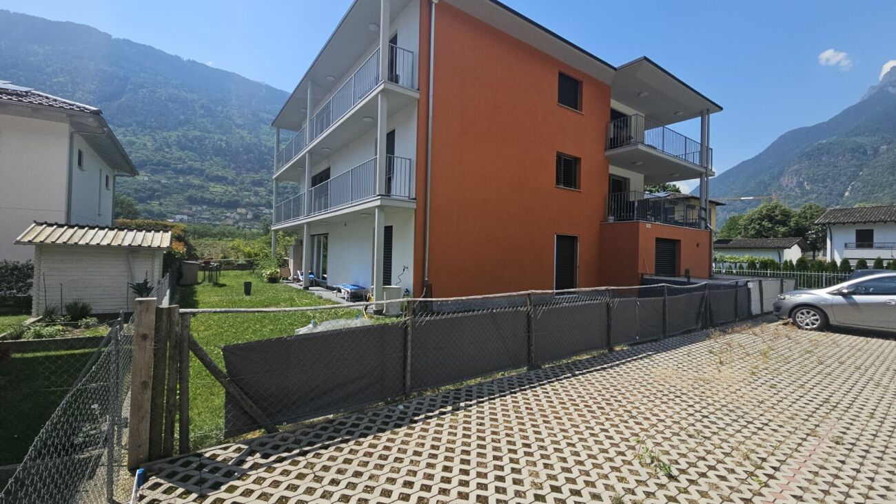 Mehrfamilienhaus mit Bergblick