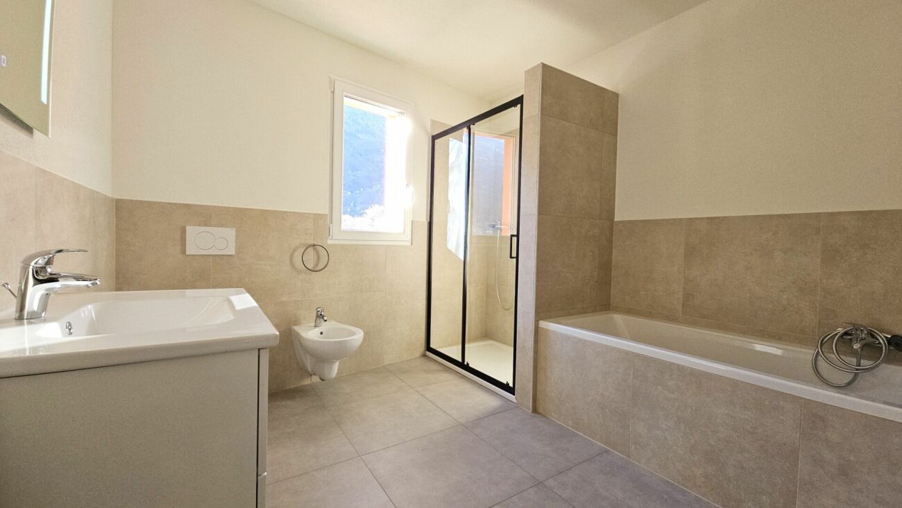 Modernes Badezimmer mit Badewanne und Dusche