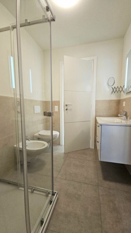 Modernes Badezimmer mit Glasdusche