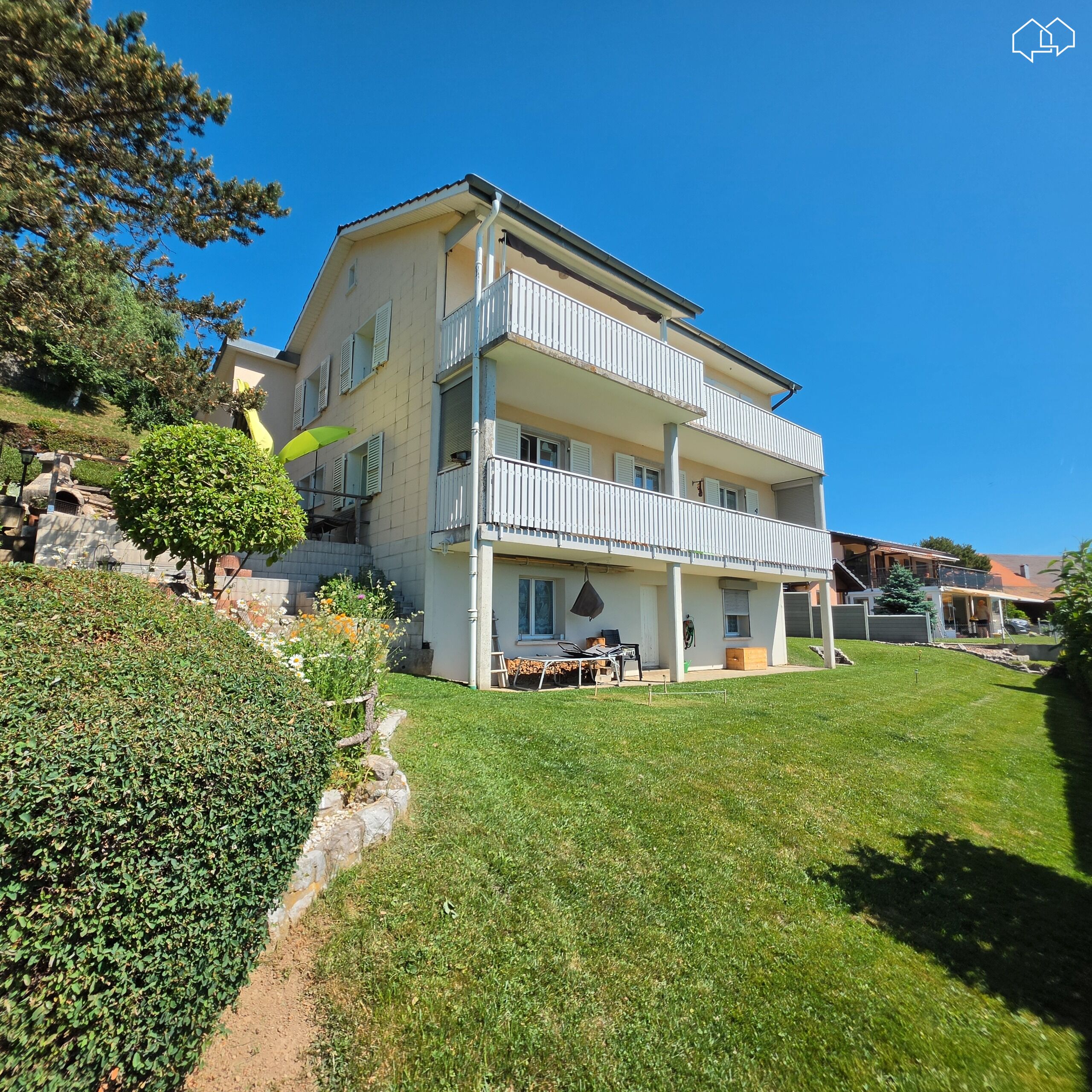 Mehrfamilienhaus mit Balkon und Garten