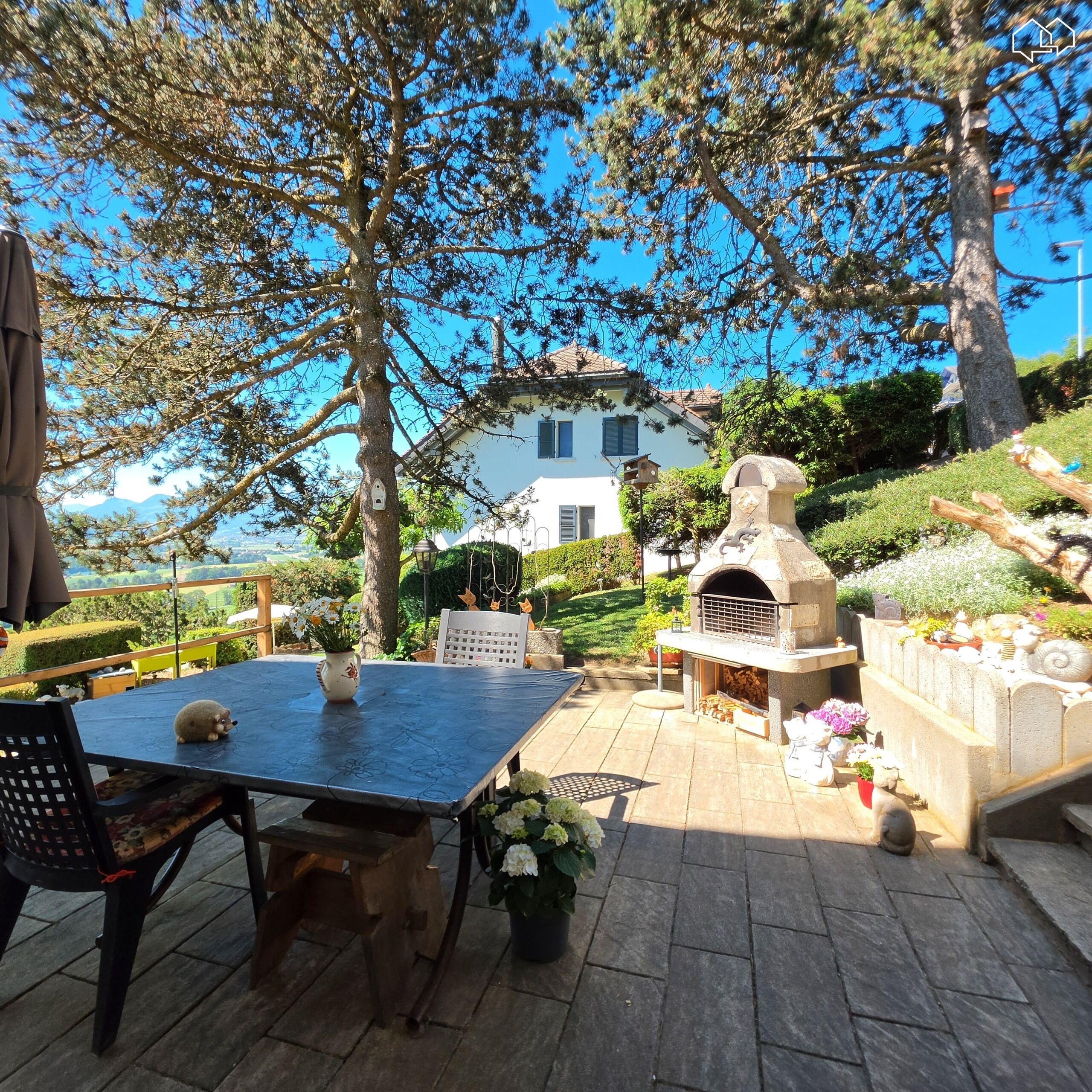 Terrasse mit Grillplatz und Gartenblick