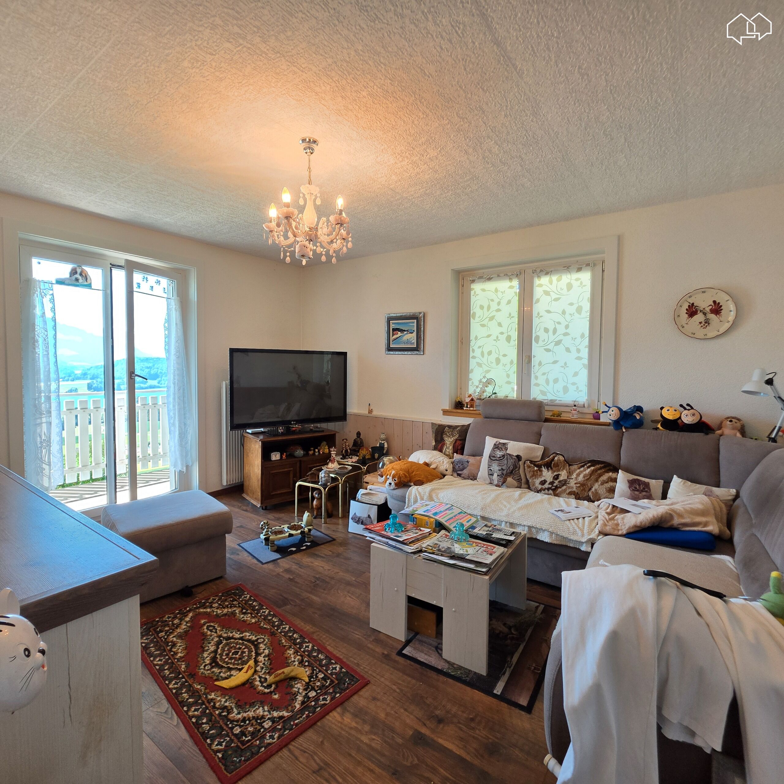 Gemütliches Wohnzimmer mit Balkon und Balkonblick