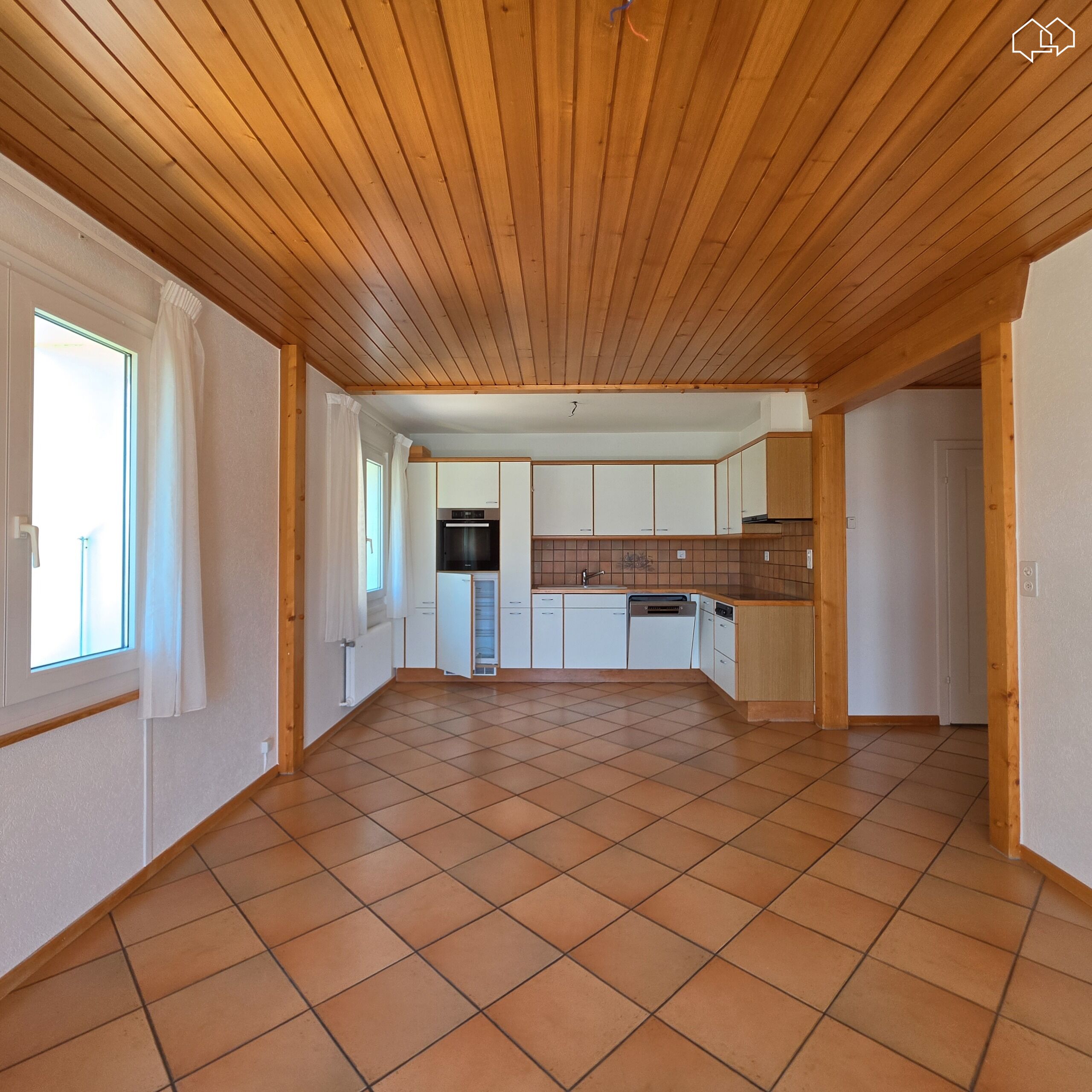 Küche mit Terrakottafliesen und Holzdecke