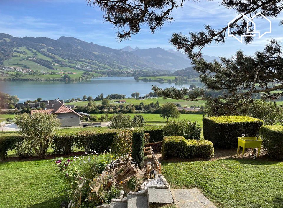 Seeblick mit gepflegtem Garten