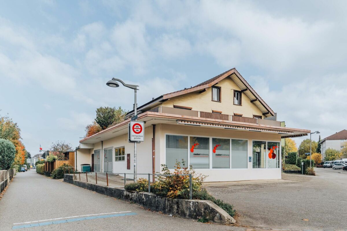 Straßenansicht eines gemischt genutzten Gebäudes mit Ladenfront