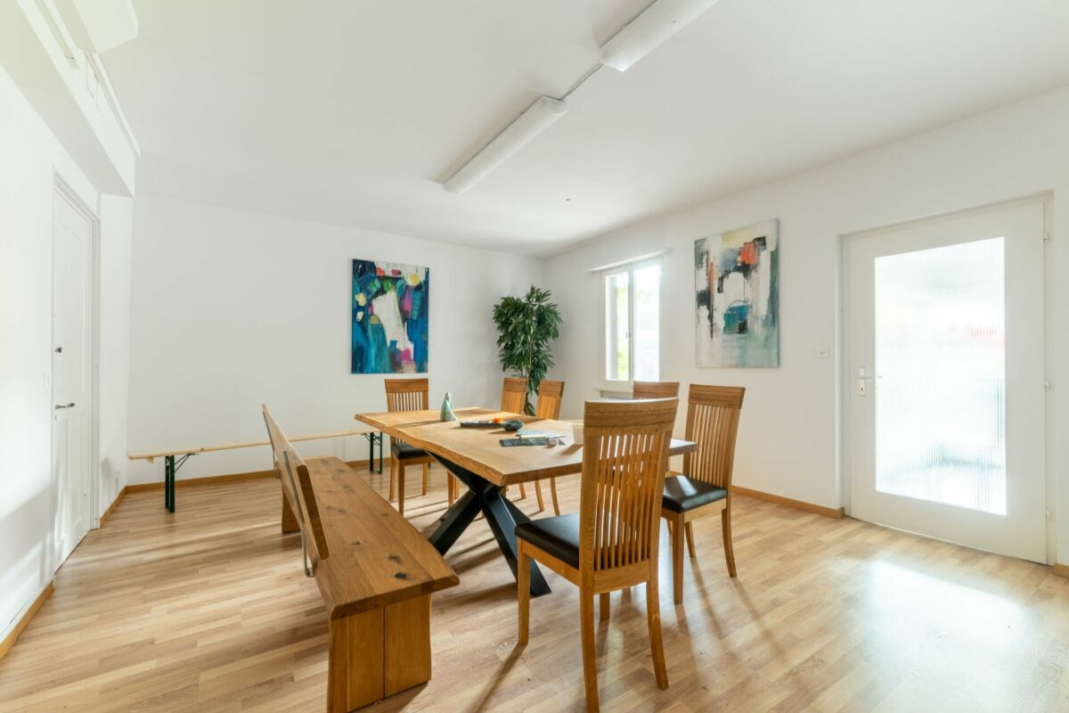 Heller Essbereich mit Holztisch und Stühlen