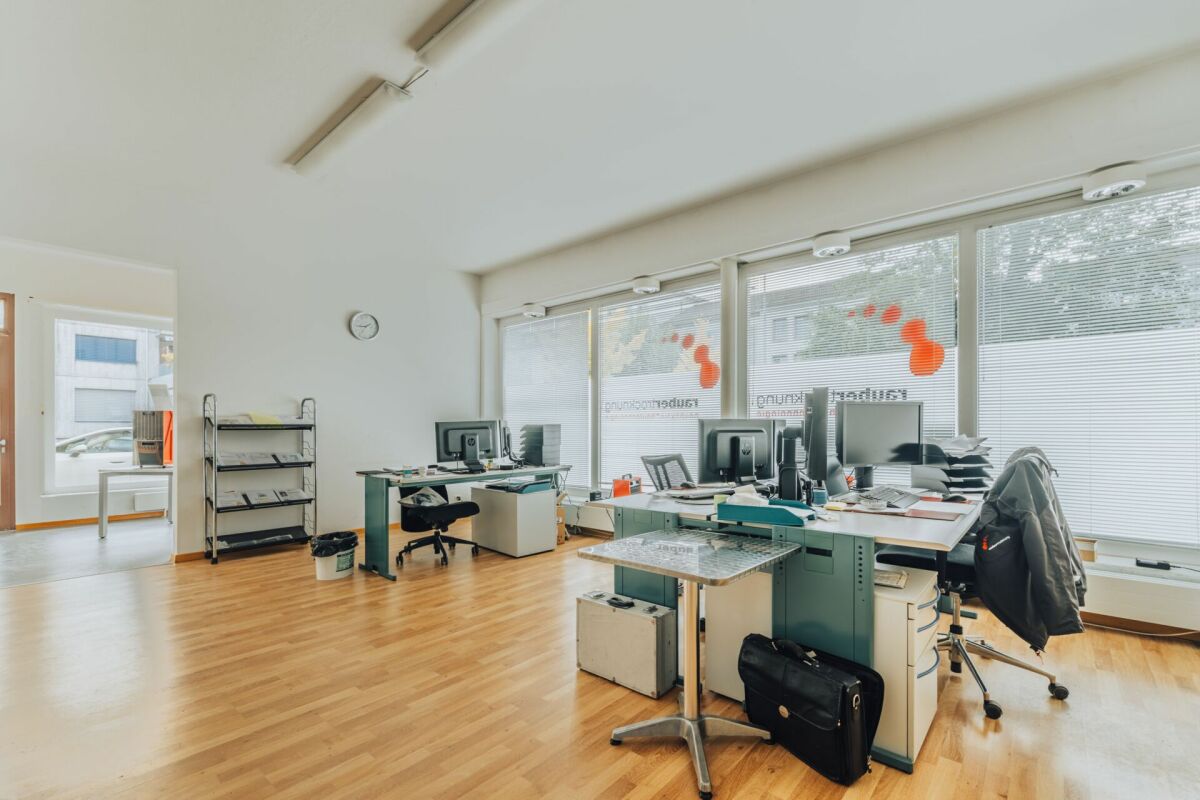 Helles Büro mit großen Fensterfronten