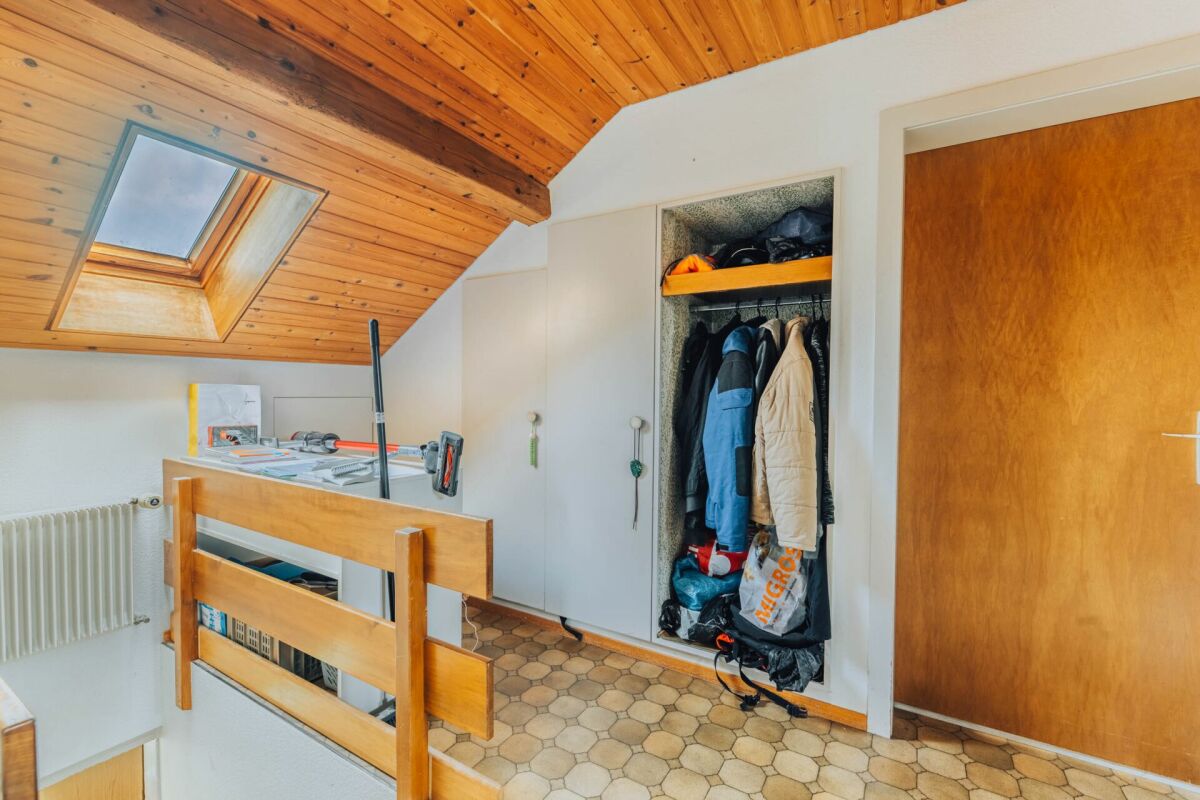 Dachgeschossflur mit Holzdecke und Dachfenster