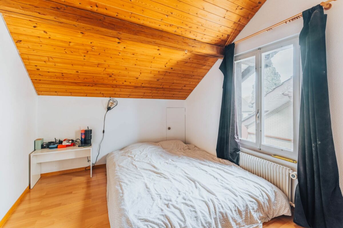 Dachgeschoss-Schlafzimmer mit Holzbalkendecke