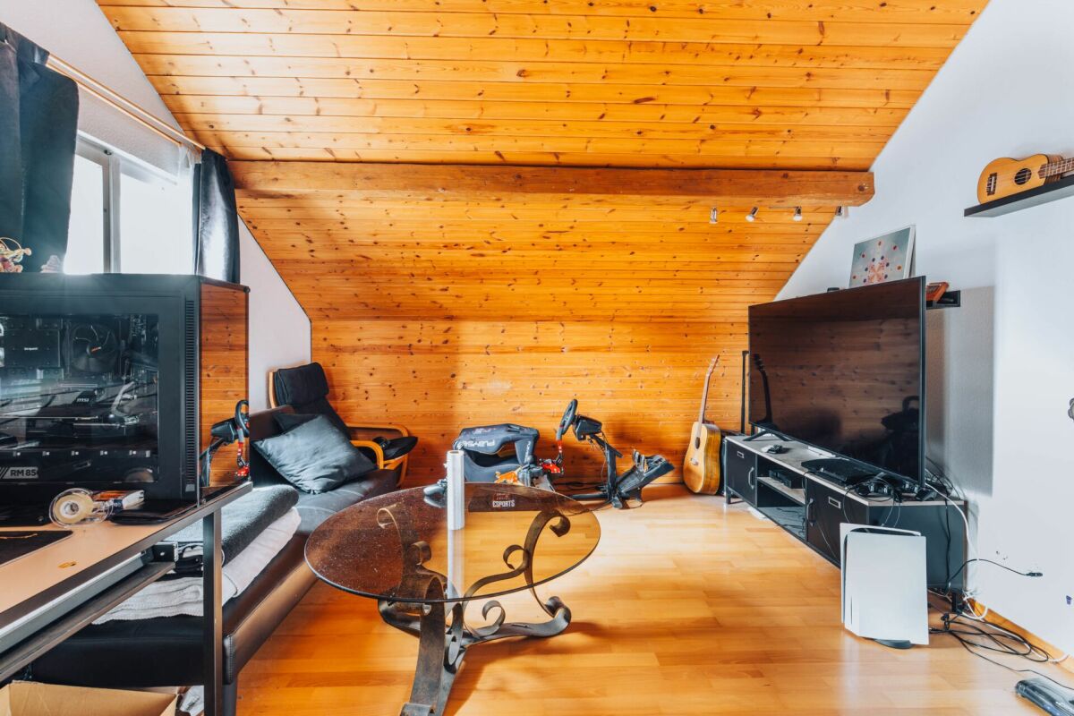 Dachgeschosszimmer mit Holzdecke