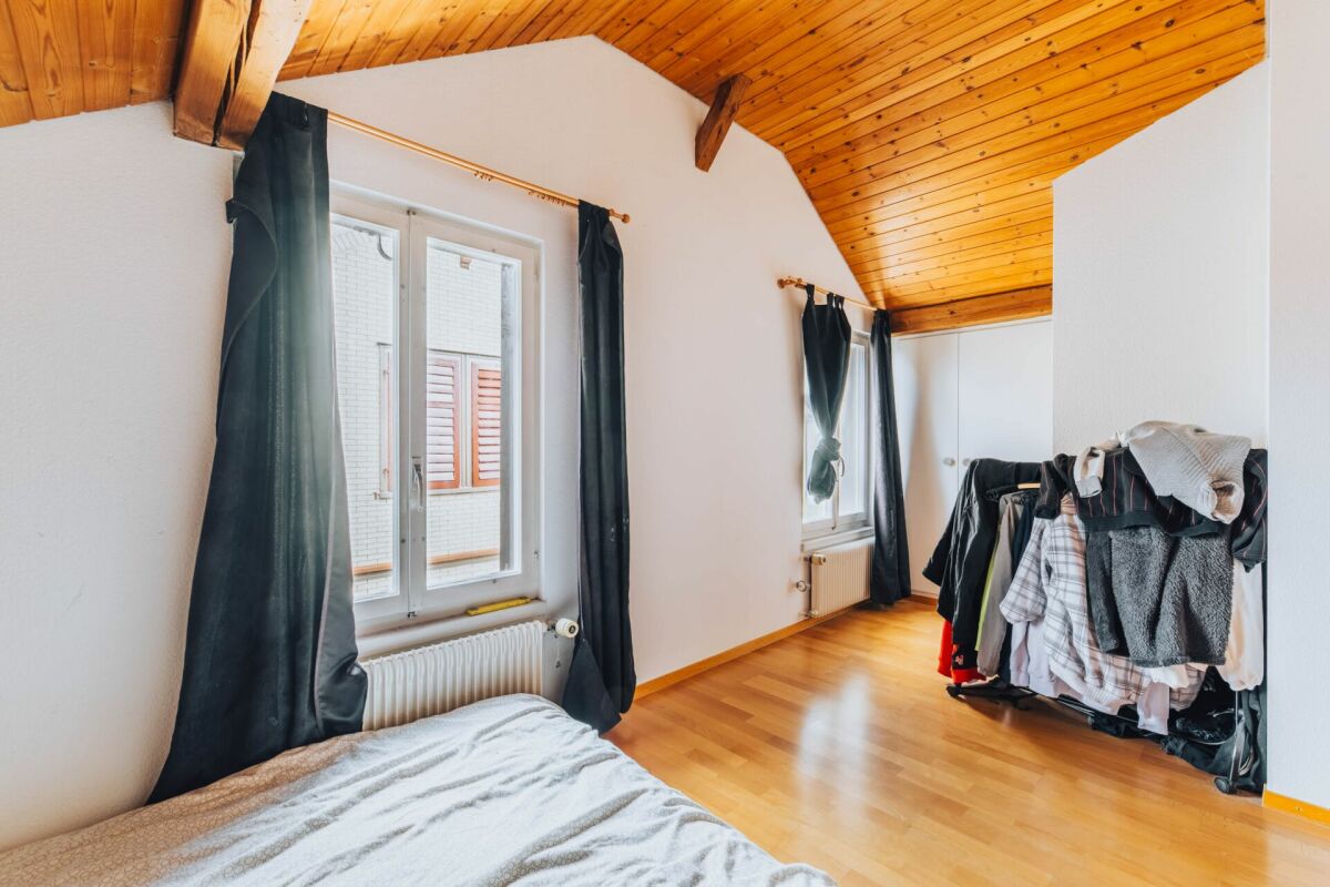 Dachzimmer mit Holzdecke und Bett