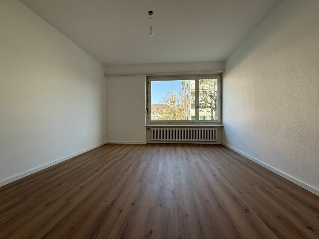 Leerer heller Wohnraum mit Fenster