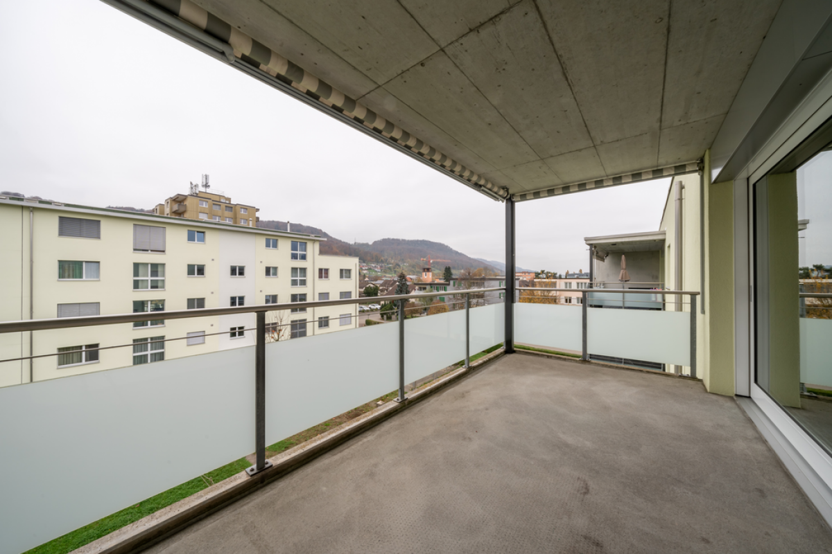 Überdachter Balkon mit Stadt- und Bergblick