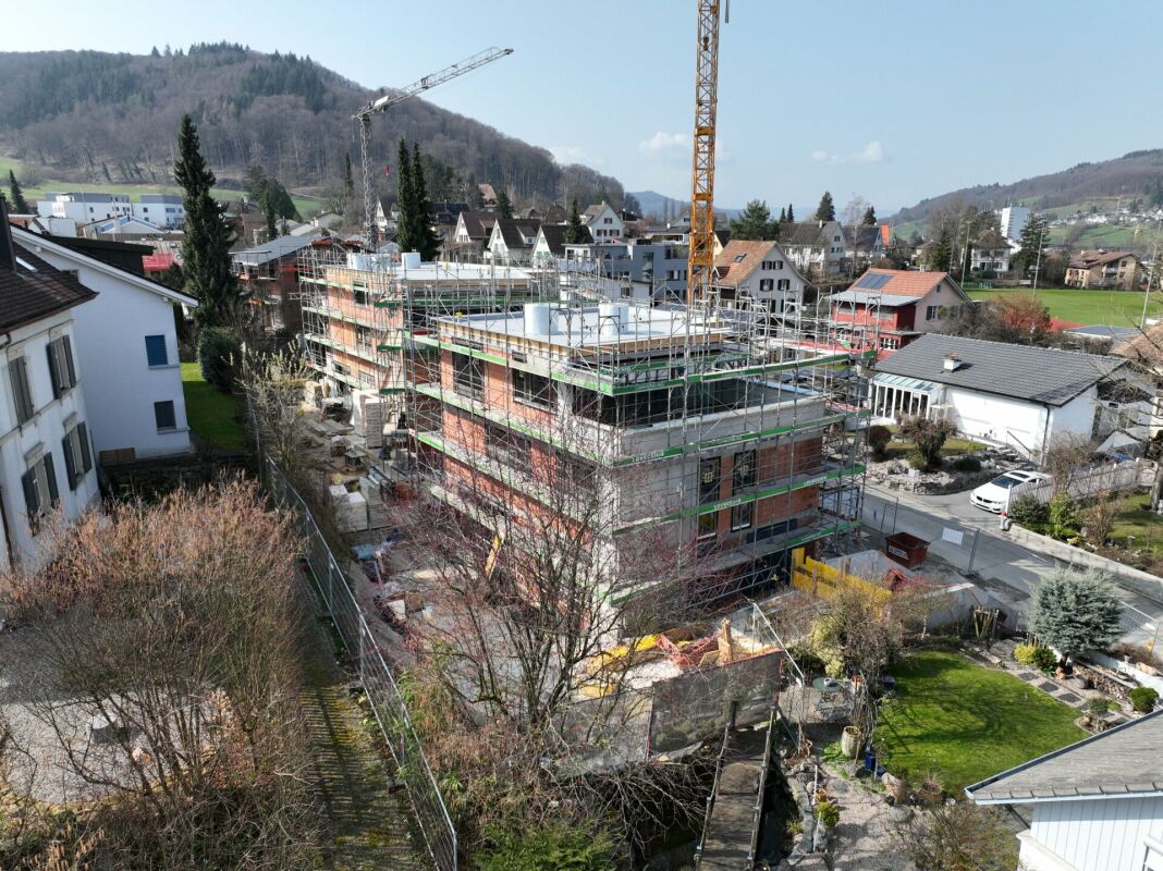 Baustellenansicht eines Wohngebäudes in hügeliger Umgebung