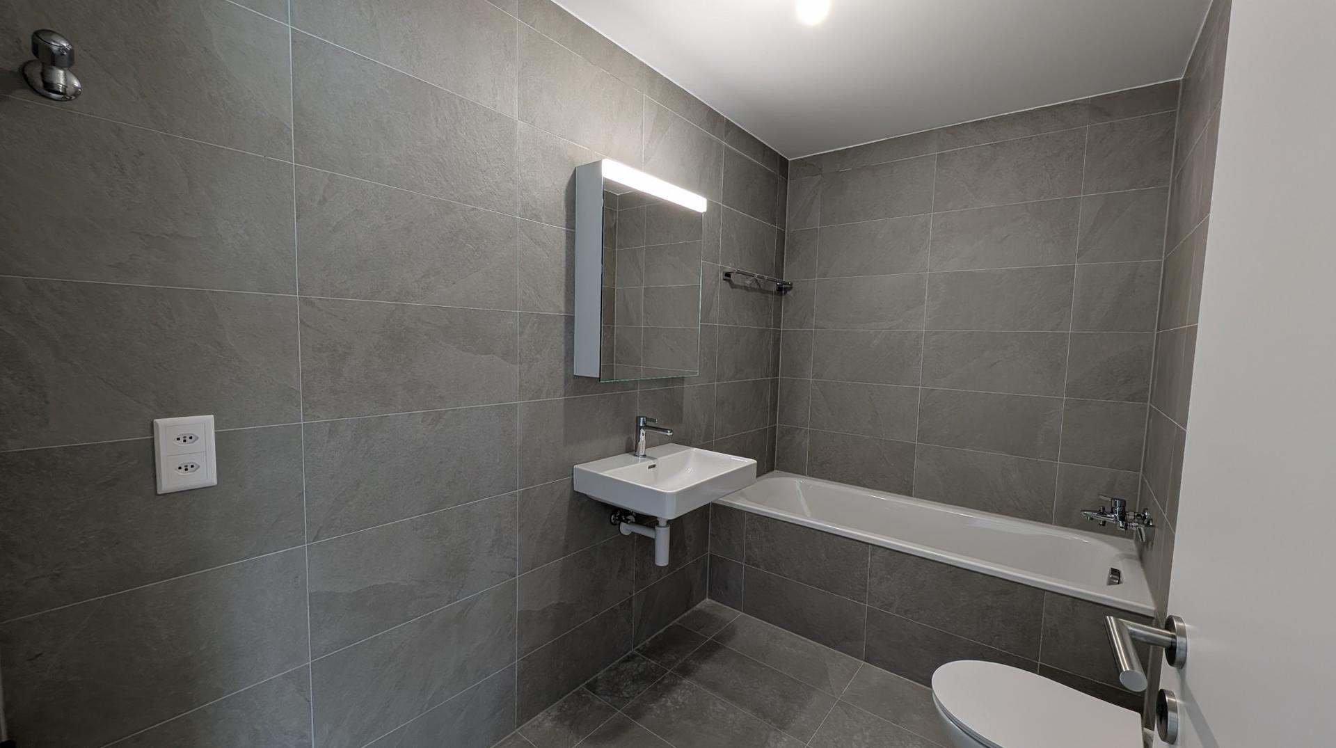 Modernes Badezimmer mit Badewanne