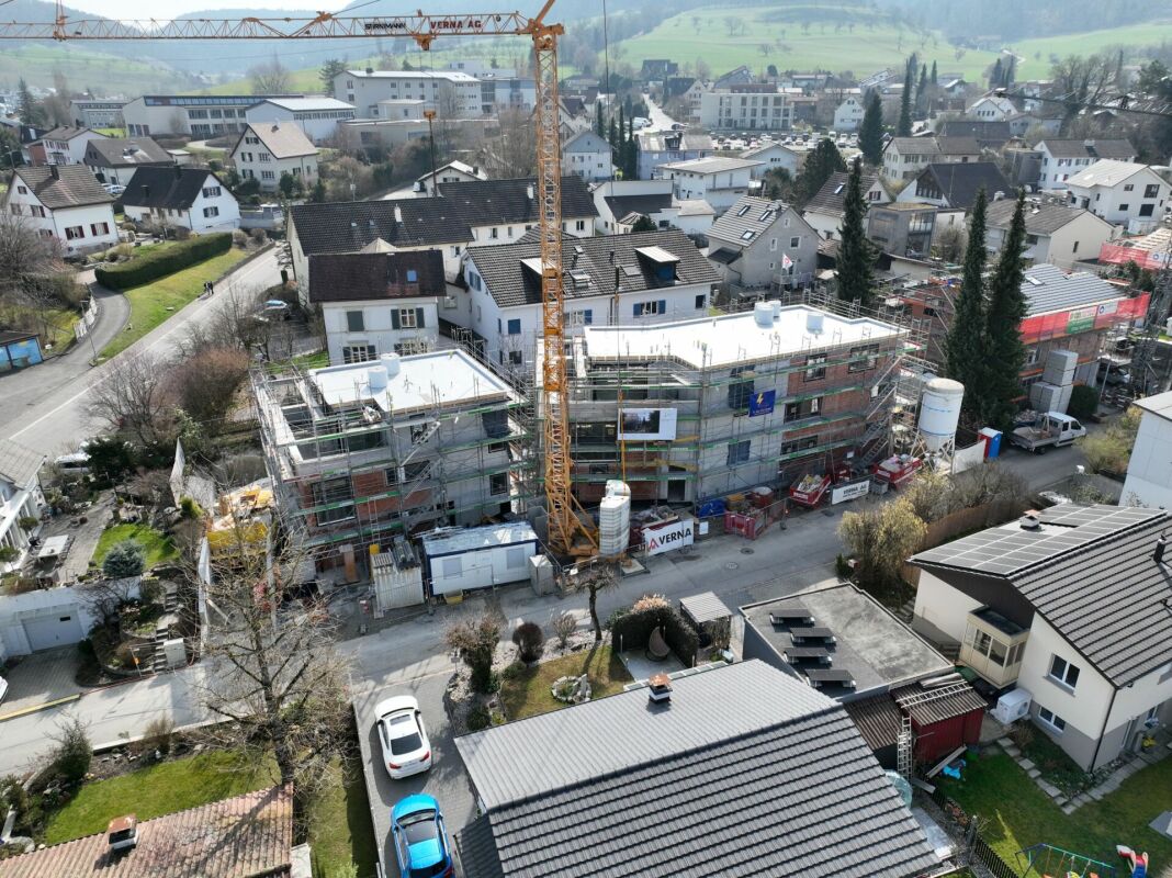Baustelle mit Kran in Wohngebiet