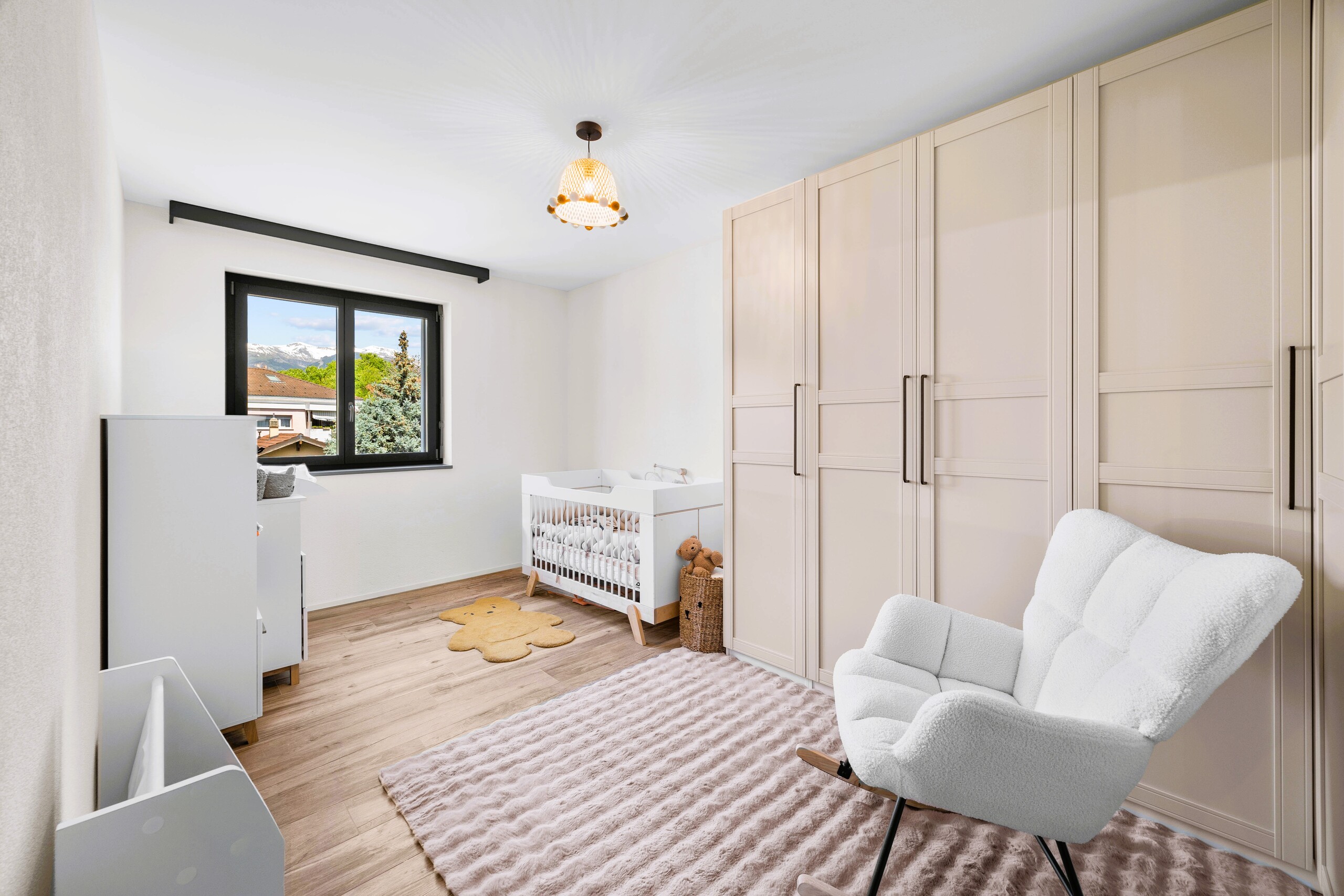 Helles Kinderzimmer mit Kleiderschrank und Fensterblick