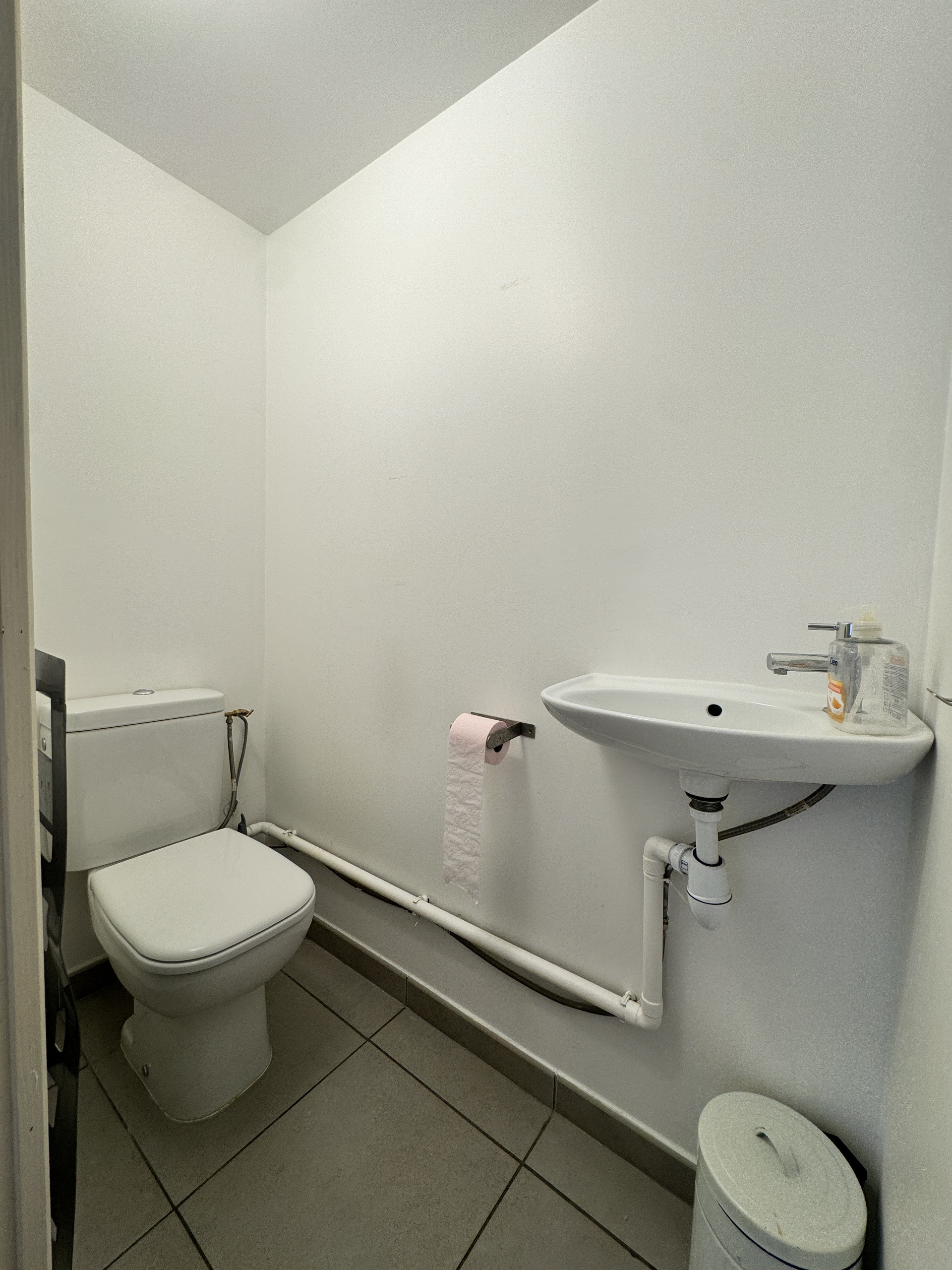 Gäste-WC mit Toilette und Waschbecken