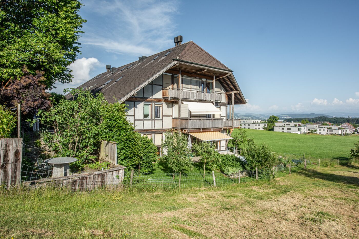 Ländliches Haus mit Gartenblick