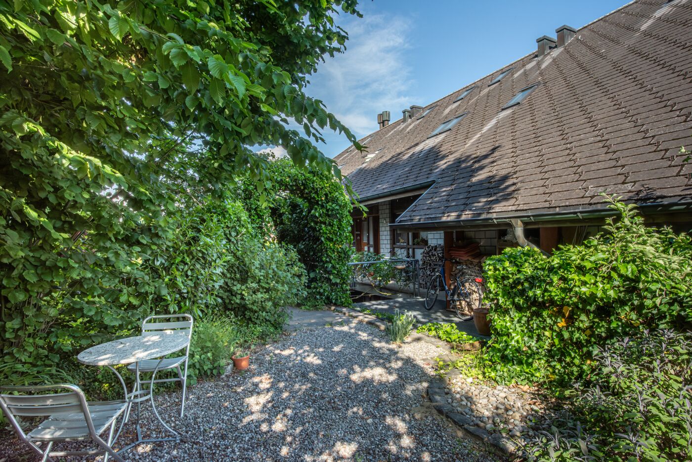 Gartenansicht mit Wohnhaus und Terrasse