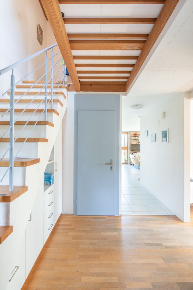 Flur mit Treppe und Holzbalkendecke