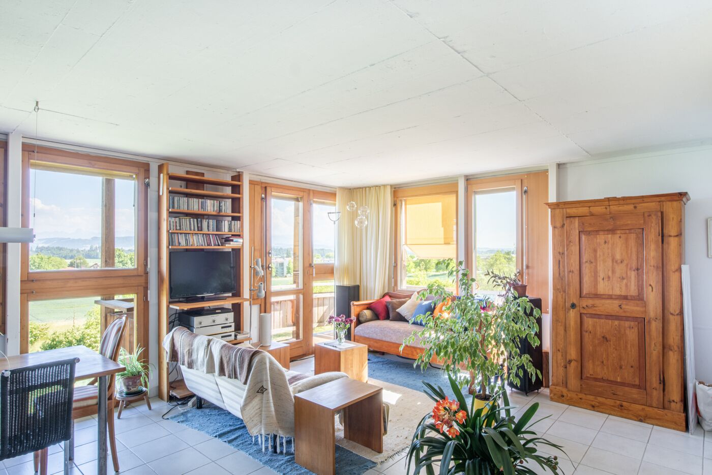 Helles Wohnzimmer mit Naturholz und Ausblick