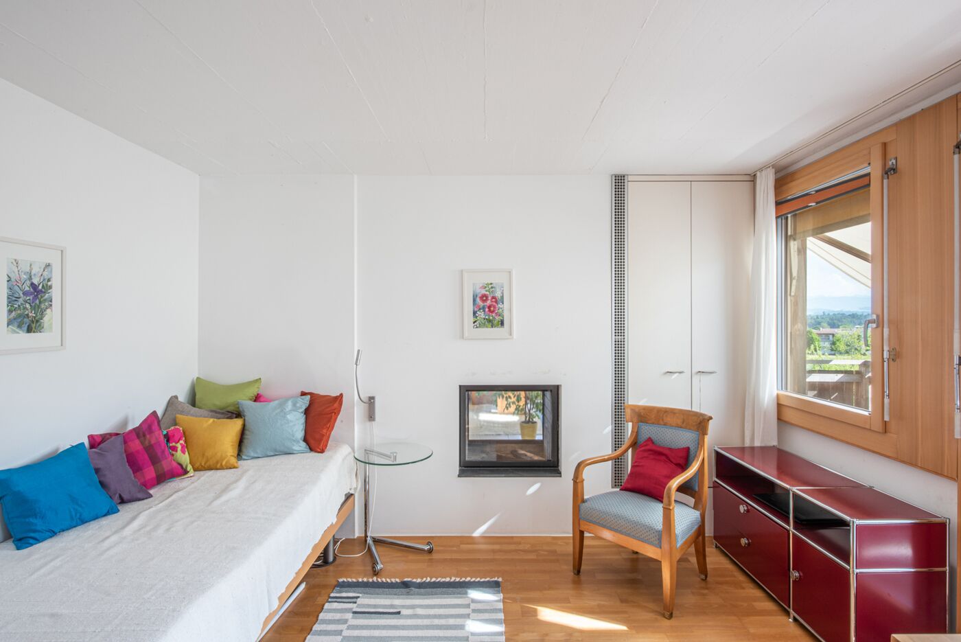 Helles Schlafzimmer mit Sitzbereich und Bergblick