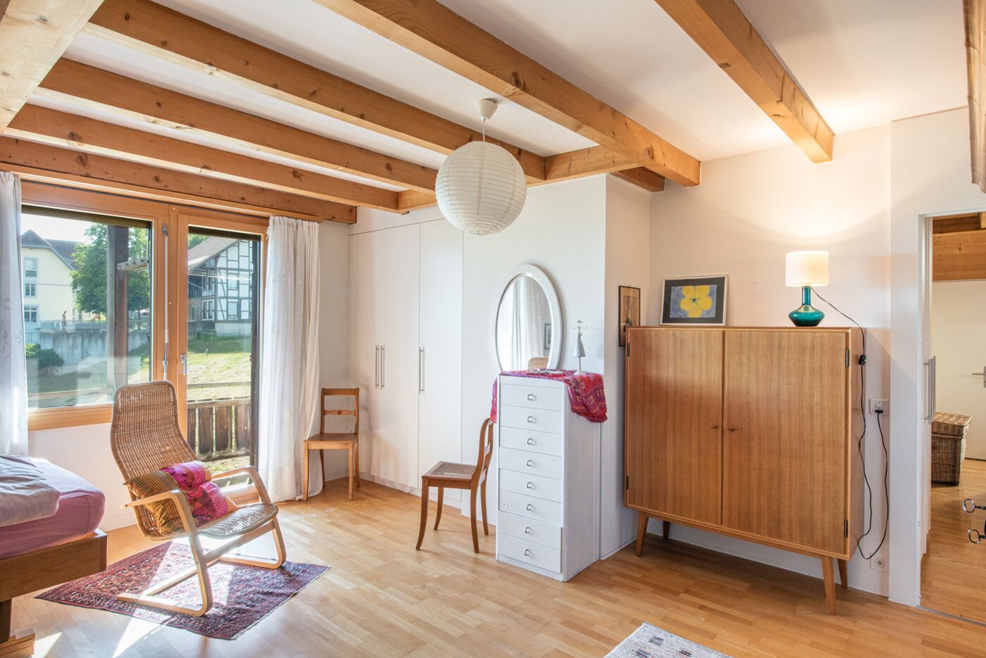 Helles Schlafzimmer mit Holzbalkendecke