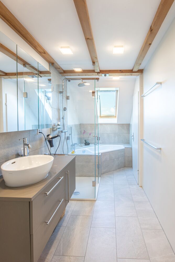 Modernes Badezimmer mit Badewanne und Glasdusche