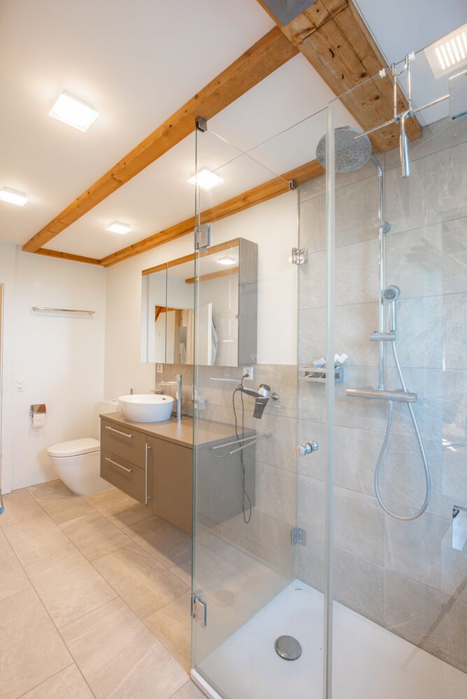 Modernes Badezimmer mit Dusche und Waschtisch
