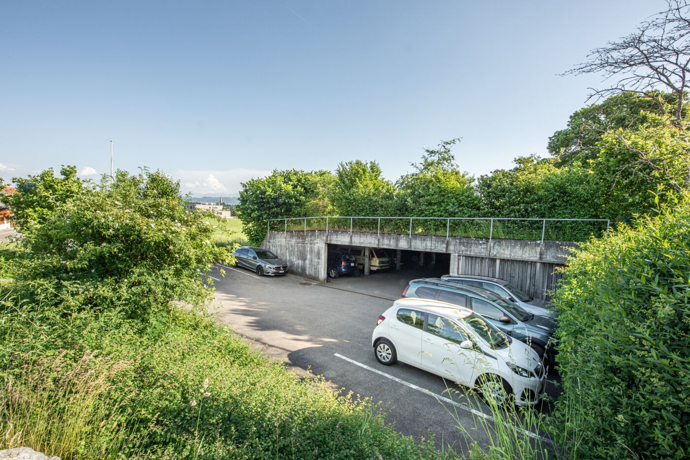 Außenansicht eines Parkbereichs mit Garage