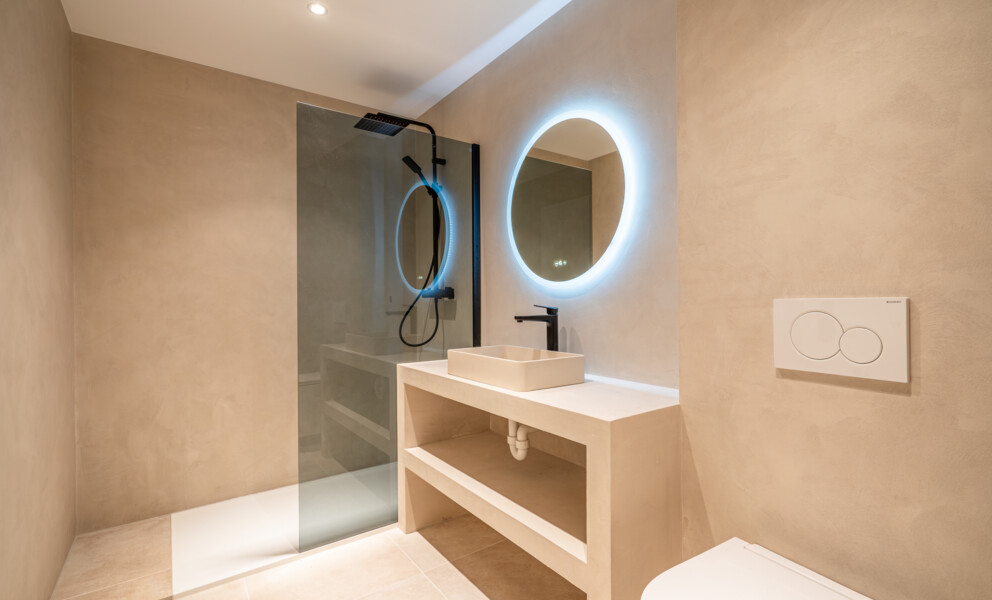 Modernes Bad mit Walk-in-Dusche