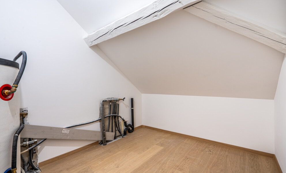 Dachbodenraum mit sichtbarer Haustechnik