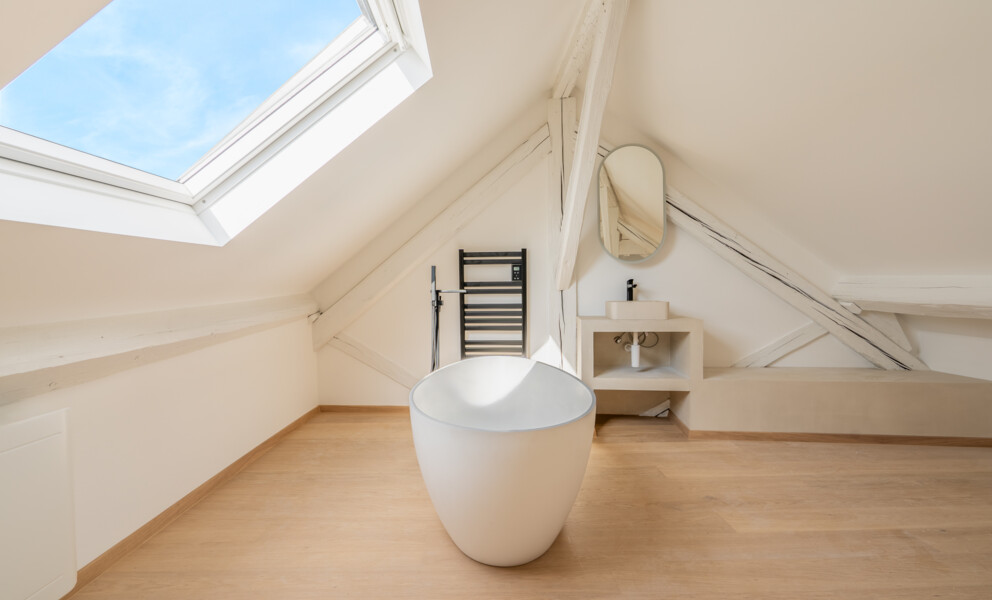 Dachbad mit freistehender Wanne