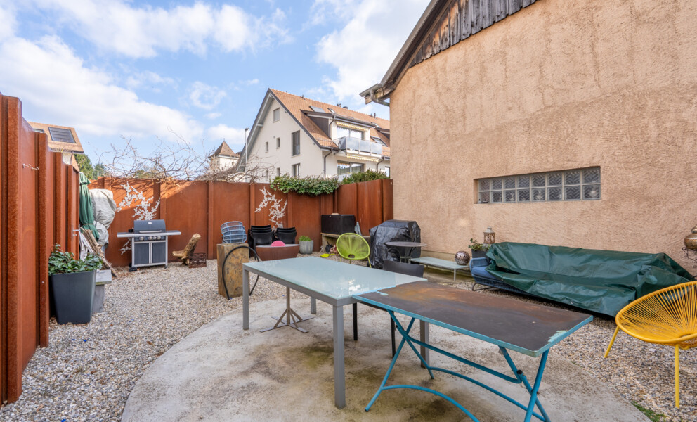 Außenbereich mit kleiner Terrasse und Gartenmöbeln