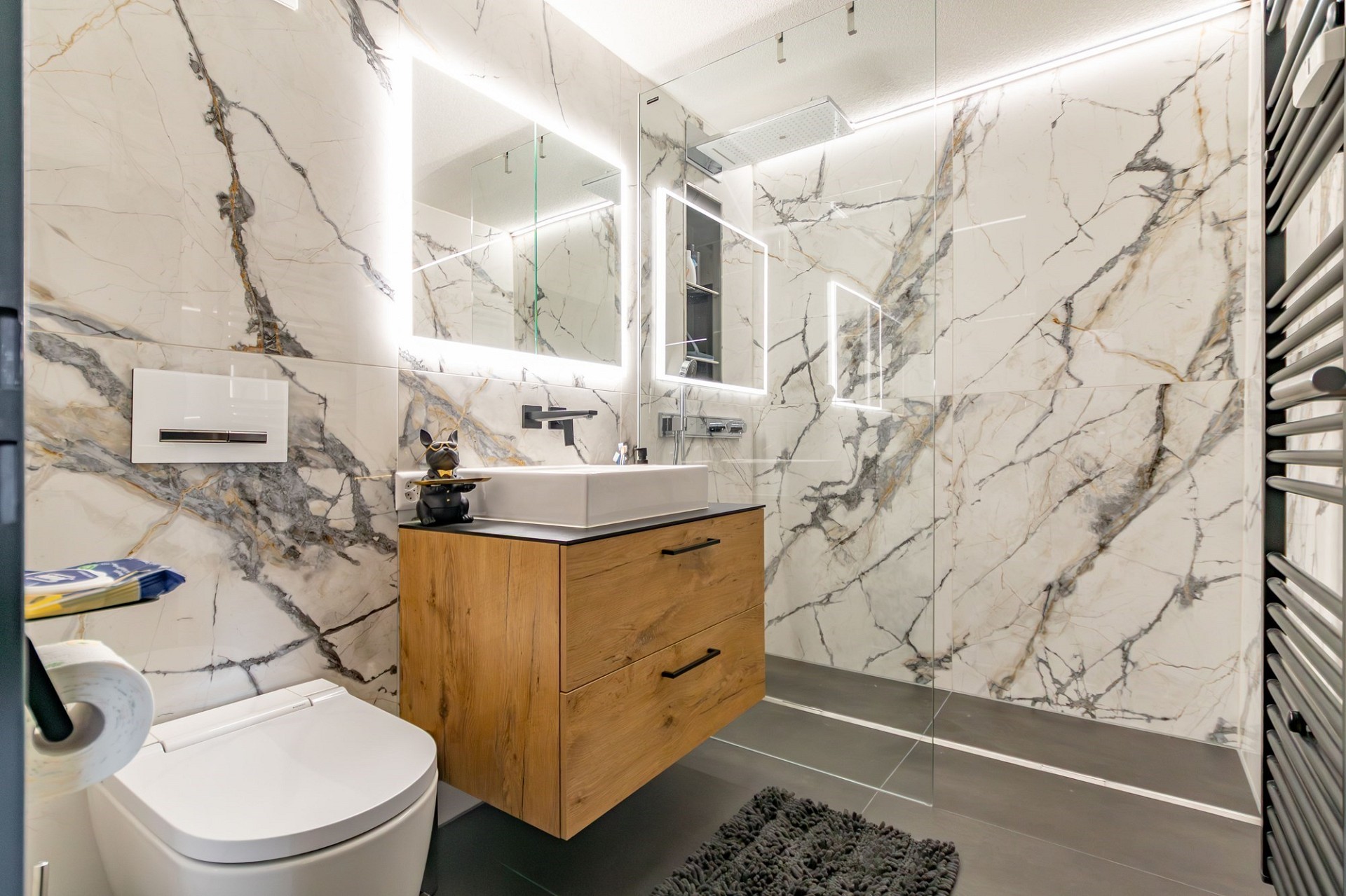 Modernes Badezimmer mit Marmoroptik