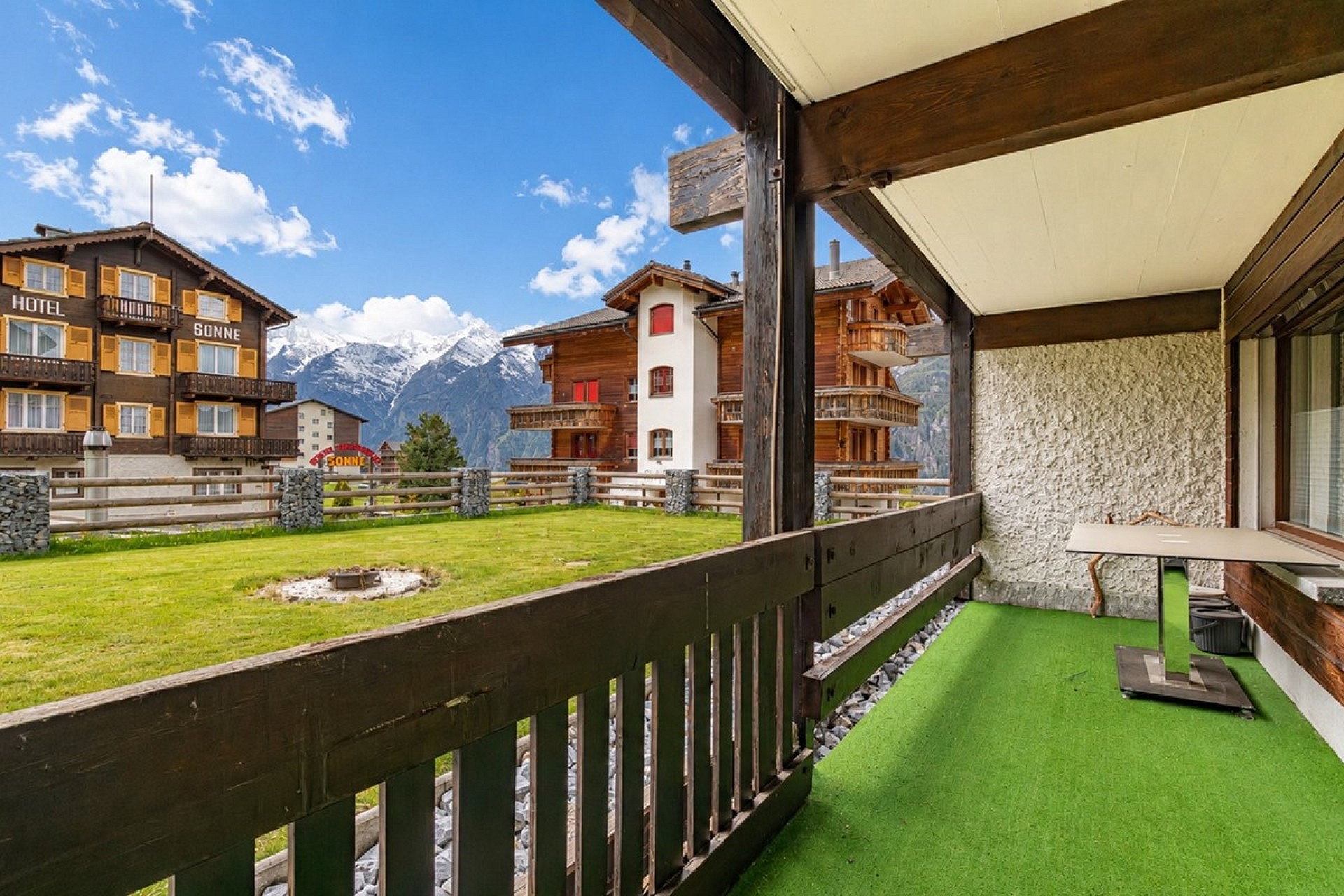 Balkon mit Bergblick