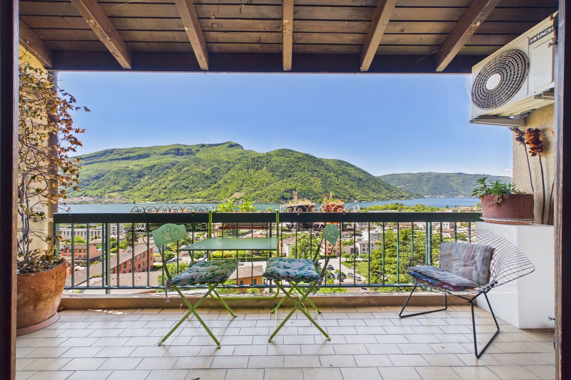 Balkon mit Seeblick und Bergpanorama
