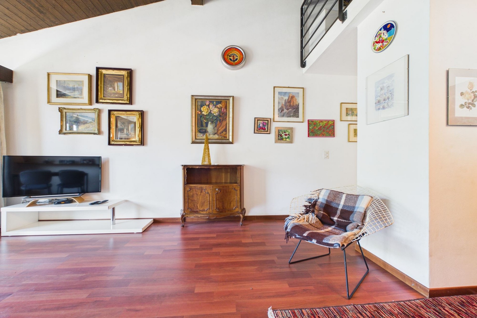 Wohnzimmer mit Kunst und TV