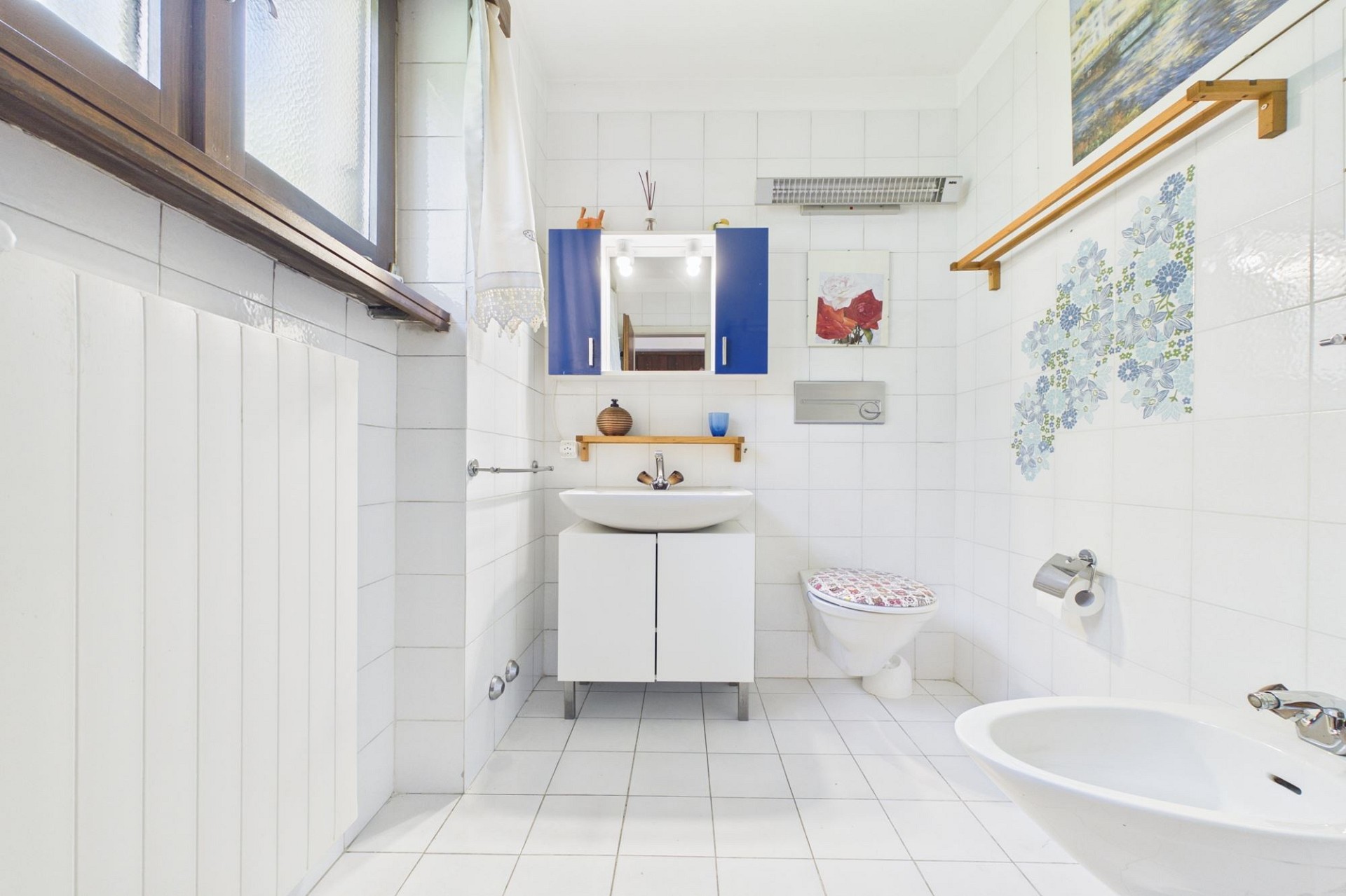 Kleines Badezimmer mit Badewanne und Waschplatz