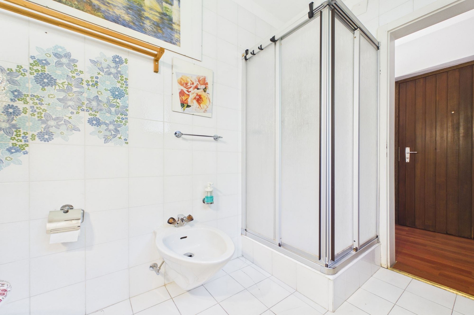 Badezimmer mit Dusche und WC-Nische