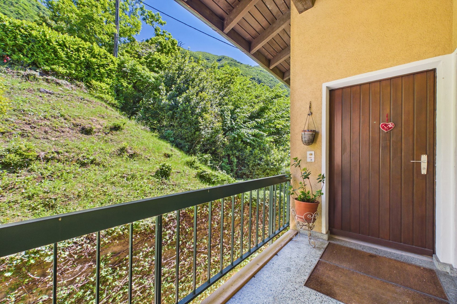 Überdachter Balkon mit Naturblick