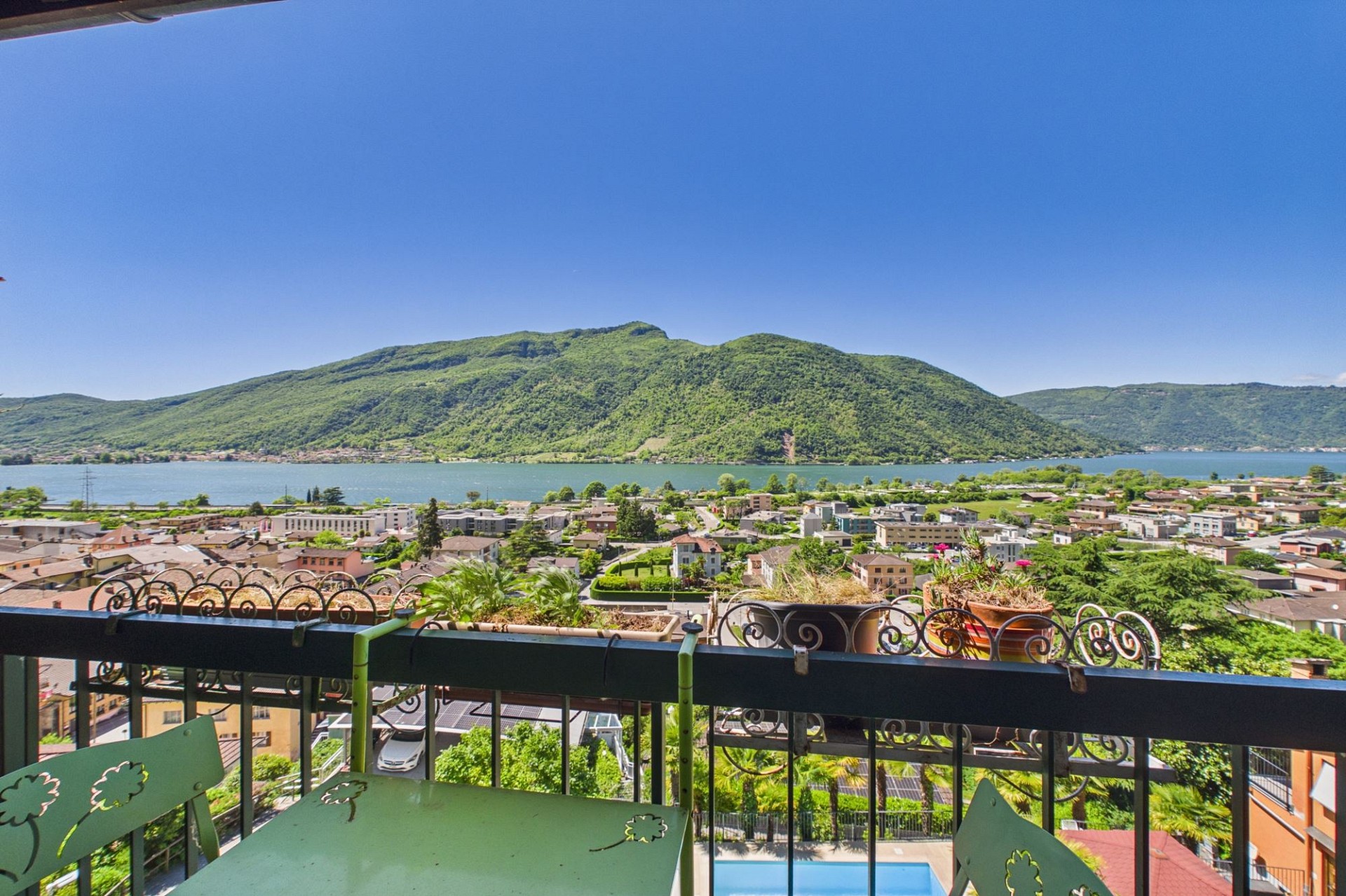 Balkon mit Seeblick und Bergpanorama