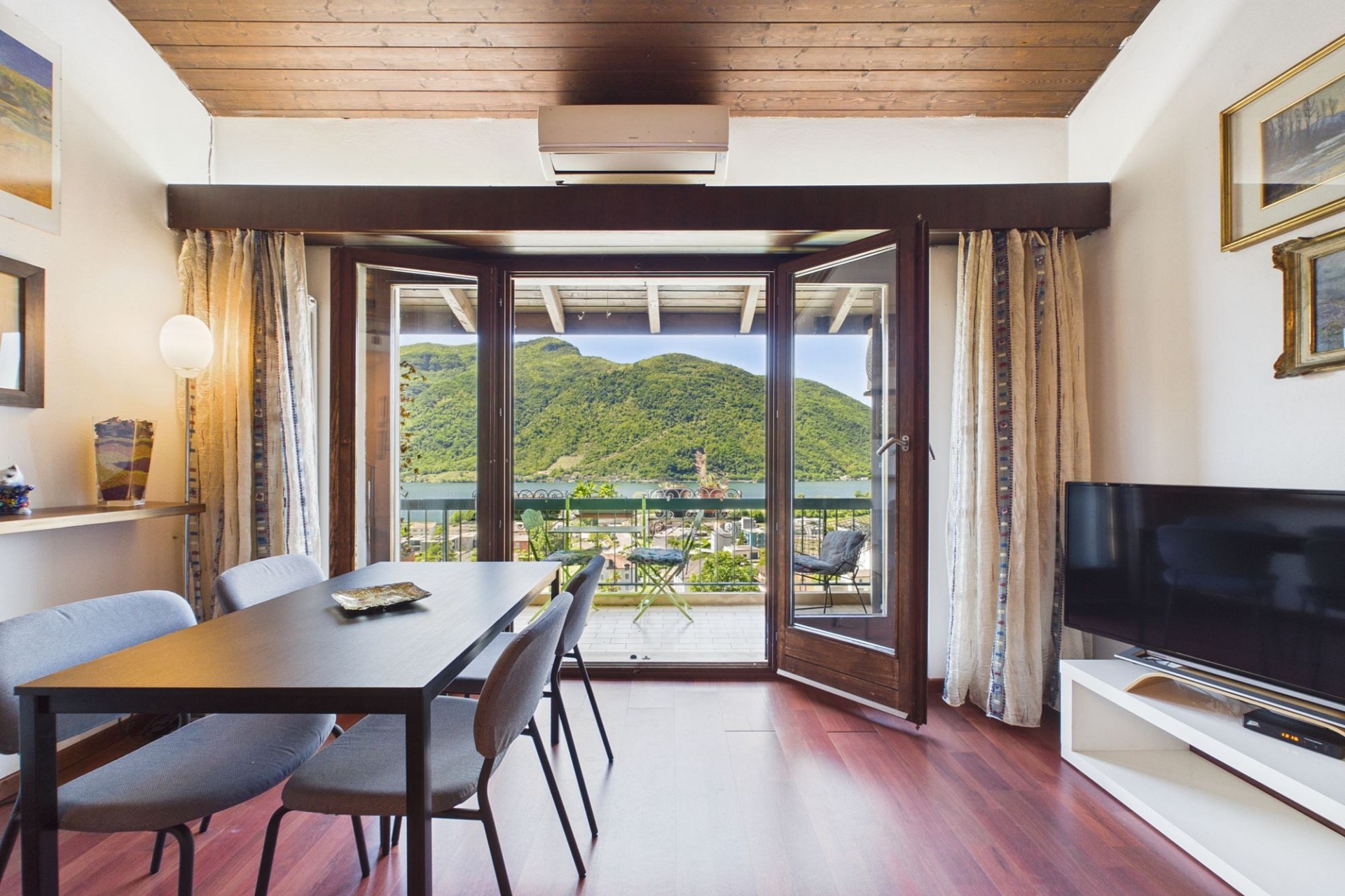 Esszimmer mit Balkonblick