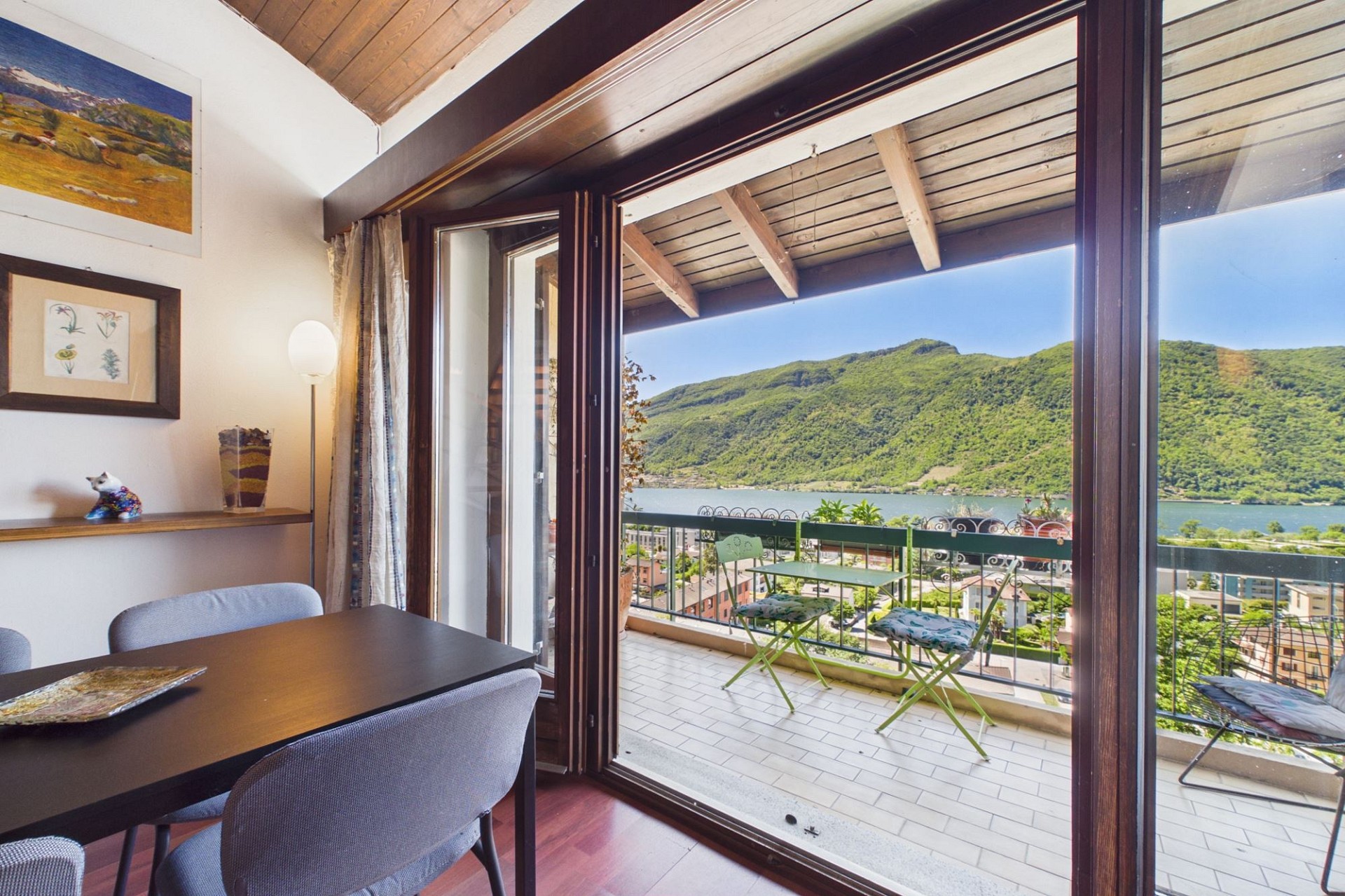 Essbereich mit Balkon und Seeblick