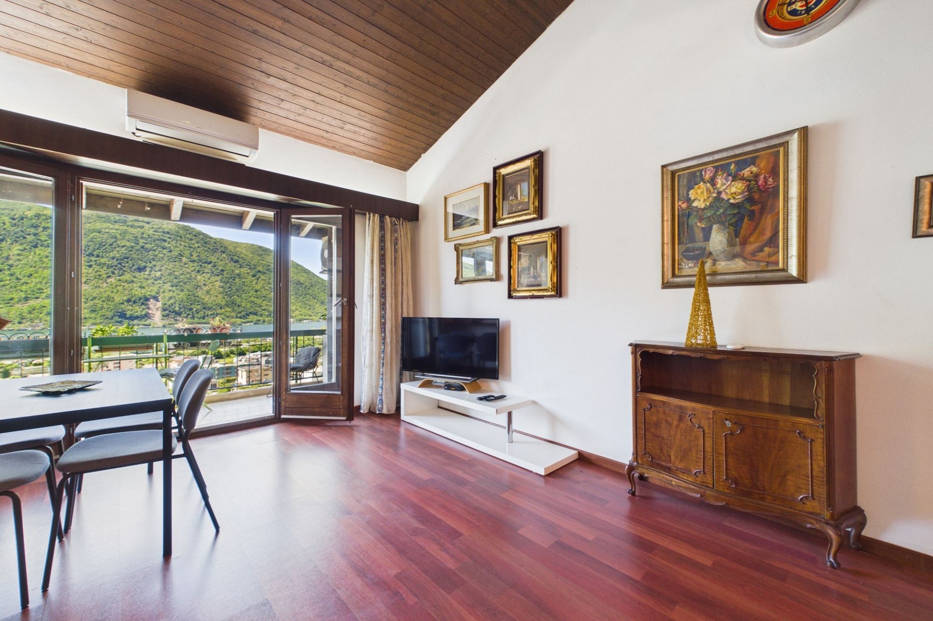 Wohnraum mit Balkonblick