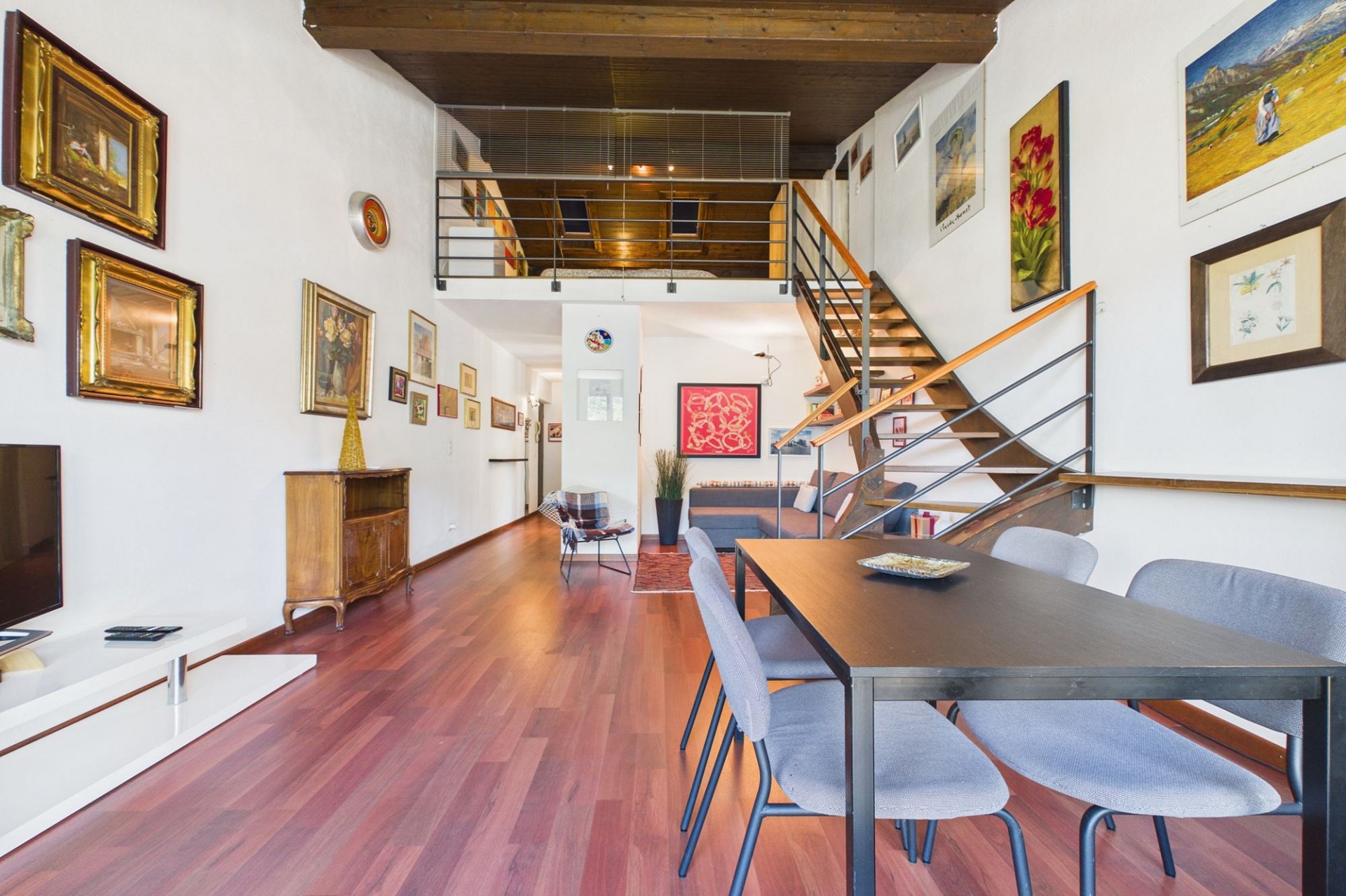 Offener Wohn- und Essbereich mit Galerie