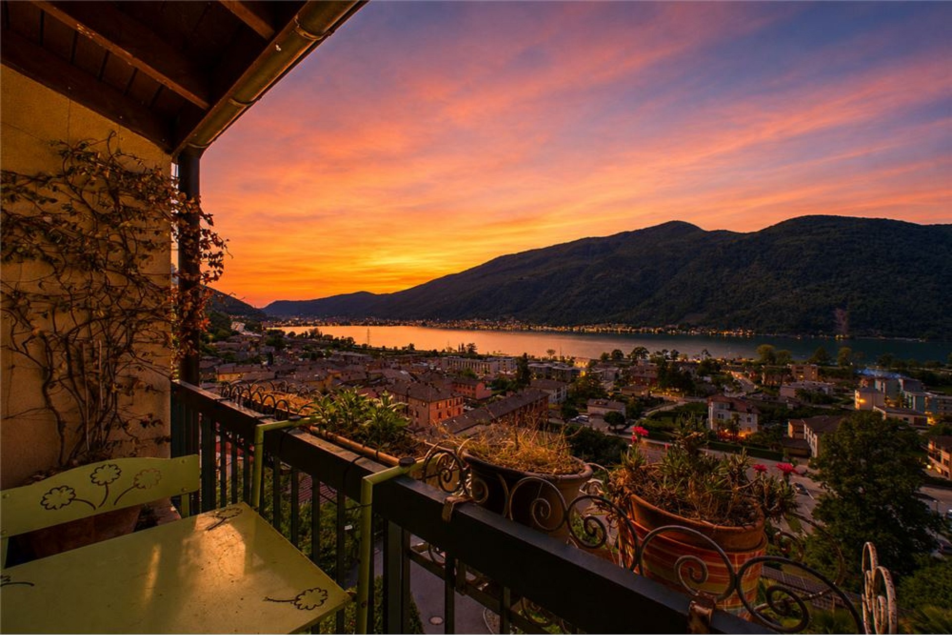 Balkon mit See- und Bergblick bei Sonnenuntergang